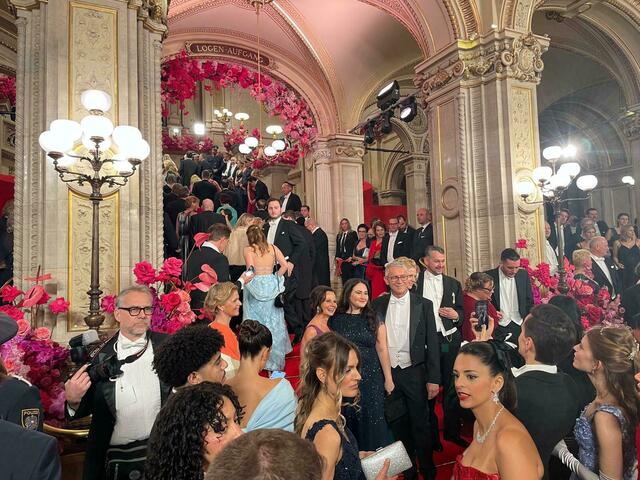 Auf der Feststiege in der Staatsoper herrscht schon reger Andrang.  | Foto: Patricia Hillinger/RMW