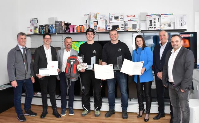 Bei der Lehrlingsauszeichnungs-Feier im Betrieb v. li. Helmut Ladner (Bgm Kappl), Christoph Stillebacher (Vizepräsident Arbeiterkammer Tirol), Otmar Ladner (Bezirksstellenleiter Landeck Wirtschaftskammer Tirol), „Lehrling des Monats Jänner 2024“ Manuel Grissemann, Benjamin Zangerl (Lehrlingsausbildner und Geschäftsführer Elektro Technik Zangerl GmbH), Arbeits- und Jugendlandesrätin Astrid Mair, Martin Gremer (Direktor Tiroler Fachberufsschule für Elektrotechnik, Kommunikation und Elektronik Innsbruck) und Michael Zangerl (Bgm See). | Foto: Land Tirol/Gerzabek