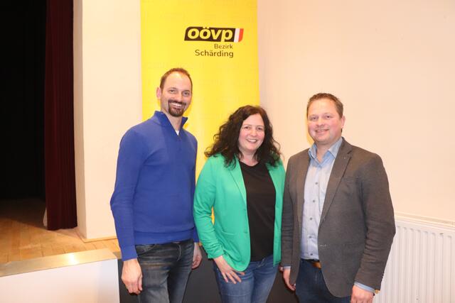 Die beiden AK Landes-Spitzenkandidaten der Liste 2 ÖAAB/FCG Cornelia Pöttinger und Franz Lumetsberger (r.) mit dem Spitzenkandidaten des Bezirkes Schärding, Jürgen Schulz. | Foto: Ebner/BRS