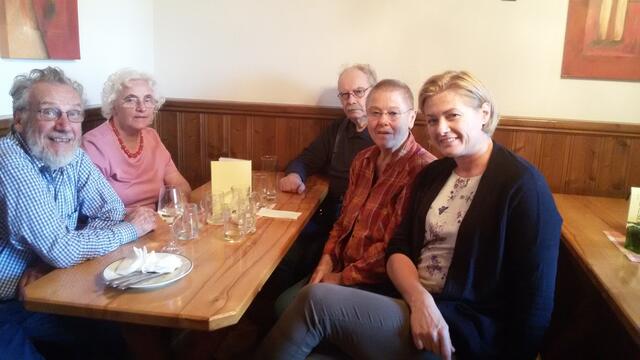 Menschen mit Demenz und ihre Angehörigen treffen einander regelmäßig zum Austausch. | Foto: Caritas