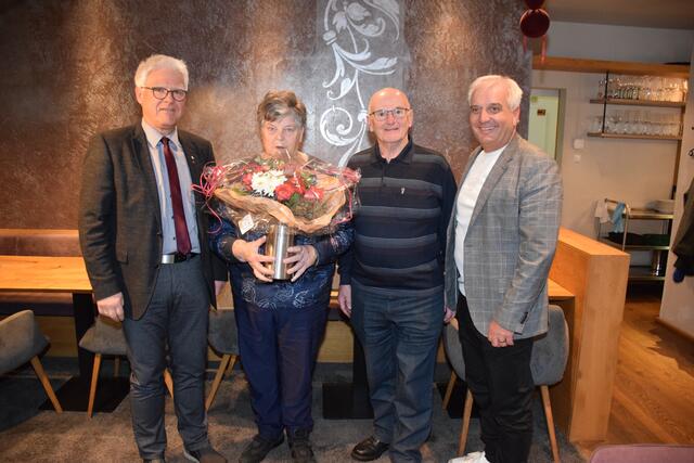 Das Ehepaar wurde beglückwünscht. | Foto: Gemeinde Prutz