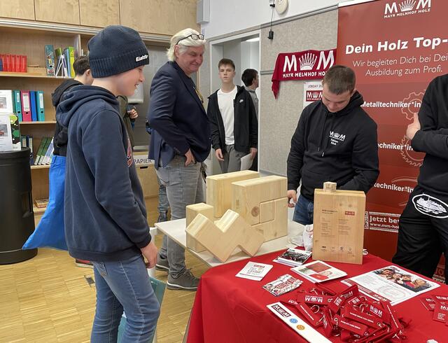 Lehre zum Anfassen: Beim Jobday der PTS Leoben waren sowohl kleine als auch größere Betriebe vertreten, um ihr Lehrstellenangebot zu präsentierten.  | Foto: RegionalMedien Steiermark