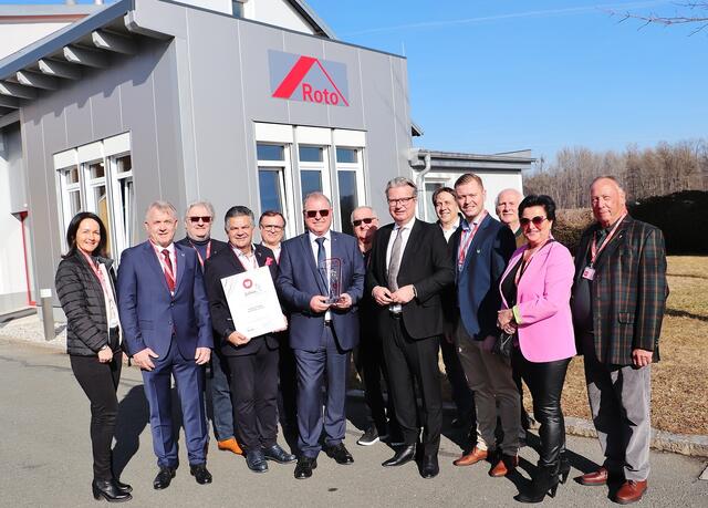 LH Christopher Drexler, Michael Hohl, Manfred Komericky, Michael Konrad und Mitglieder des Wirtschaftsbundes Kalsdorf gratulierten Christian Lazarevic (Bildmitte) zum Julius-Award. | Foto: Edith Ertl