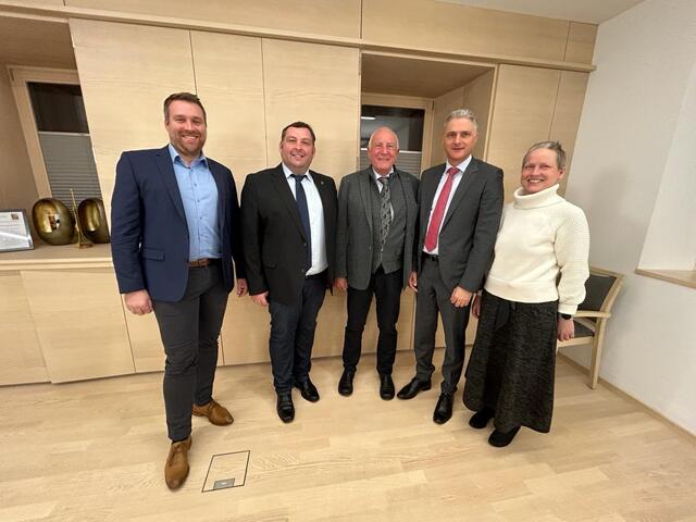 Bürgermeister Gerald Ebner(zw.v.l.) gemeinsam mit dem neuen Vizebürgermeister Siegwald Platzner (mitte) | Foto: Privat