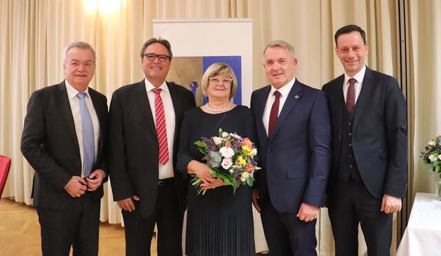 LH-Stv. Anton Lang, Bgm. Manfred Komericky und NAbg. Ernst Gödl gratulierten Christian Konrad und Ursula Rauch zur Verleihung der Ehrenringe. | Foto: Edith Ertl