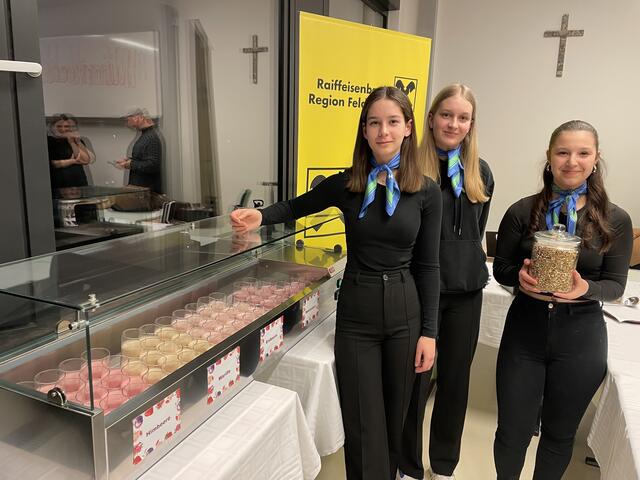 Mirjam Wimmer, Miriam Leber und Lea Gesslbauer (v.l.) von FruitYo haben Fruchtjogurts und Müsli im Angebot. | Foto: RegionalMedien