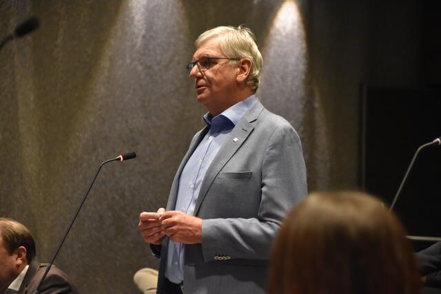 GR Herbert Santer (Team Walter Thaler - GKL) wollte wissen, wie weit die Stadt noch wachsen wolle.  | Foto: Barbara Fluckinger