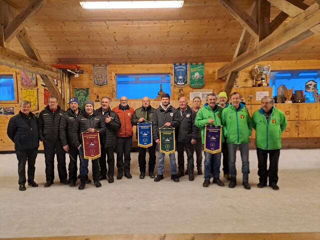 Die Fahnen Preis Gewinner mit den Gratulanten! Vl Bürgermeister Hans Schweigkofler, Rang 2 ESC Jochberg, Rang 1 und 3 ESV Erpfendorf, Bezirksobmann Andi Aberger und Rang 4 EC Oberndorf