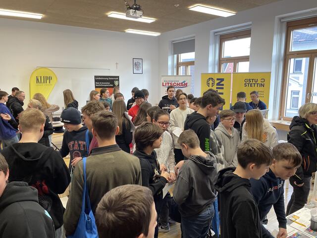 In den Klassenzimmern tummelten sich interessierte Schülerinnen und Schüler, und machten sich bei den Ständen der Unternehmen ein Bild des Ausbildungsangebotes.  | Foto: RegionalMedien Steiermark