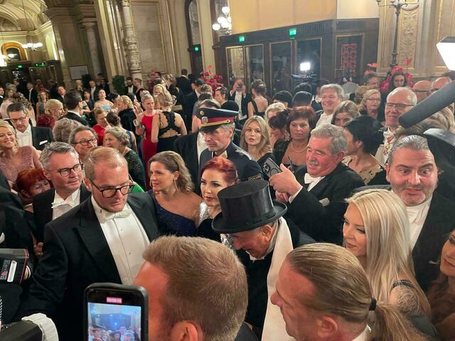 Eine riesige Menschentraube hat sich um Stargast Priscilla und Richard Lugner am Opernball gebildet. | Foto: Patricia Hillinger/RMW