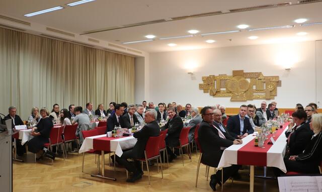 Blick in den festlich geschmückten Gemeinderatssaal  | Foto: Edith Ertl