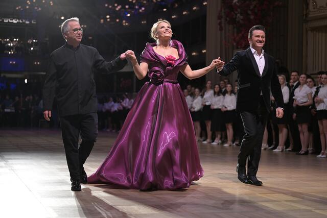Bertrand de Billy (l), Elina Garanca und Piotr Beczala bei der Opernball-Eröffnung. | Foto: ROLAND SCHLAGER / APA / picturedesk.com