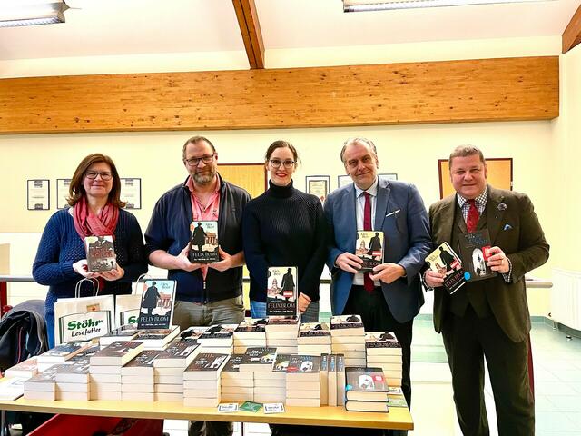 Michaela Tinhof (Stöhrs Lesefutter), Stefan Stöhr (Stöhrs Lesefutter), Bestsellerautorin Alex Beer, Bürgermeister und Abgeordneter zum Nationalrat Andreas Kollross und Kulturausschussvorsitzender geschäftsführender Gemeinderat Markus Artmann. | Foto: Markus Artmann