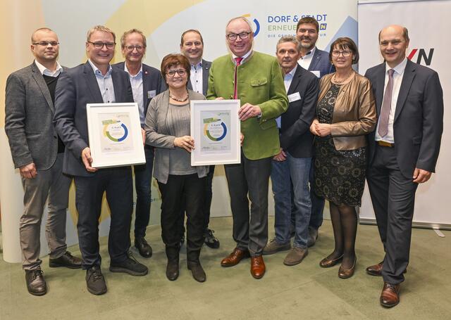 LH-Stellvertreter Stephan Pernkopf (Mitte), NÖ Gemeindebund-Präsident Johannes Pressl (Ganz rechts) und NÖ Dorferneuerungsvereins-Obfrau Maria Forstner (2.v.r.) übergaben der Gemeinde die beiden Preise an Vizebürgermeisterin Gerlinde Birgmayr. | Foto: NLK/Filzwieser
