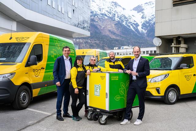 Bis auf zwei Allradfahrzeuge fahren alle Post-Autos in Innsbruck ab jetzt mit Grünstrom. | Foto: Österreichische Post AG