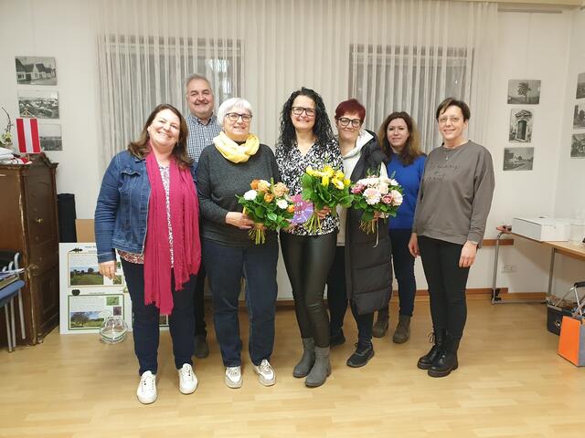 Rechnungsprüferin Karin Fontner, Schriftführer Robert Walfisch, Kassier Marlis Rupprecht, Obfrau Stellvertreterin Silke Sommer, Obfrau Uschi Wallner, Standort Koordinatorin Christiane Trolp und Bürgermeisterin Eva Karacson | Foto: Nachbarschaftshilfe Plus