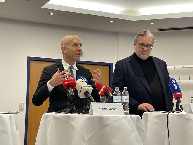 Wirtschaftsminister Martin Kocher (l., ÖVP) erklärt, dass der größte Vorzug des Programms im Vergleich zu bestehenden ist, dass alles viel rascher gehe. | Foto: Johannes Reiterits/RMW