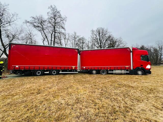 Ein vollbeladener Lkw-Zug aus Kirgisien musste in Deutsch Kaltenbrunn aus einer Wiese und drei Stunden später aus einem Graben geholt werden. | Foto: Feuerwehr Deutsch Kaltenbrunn-Ort