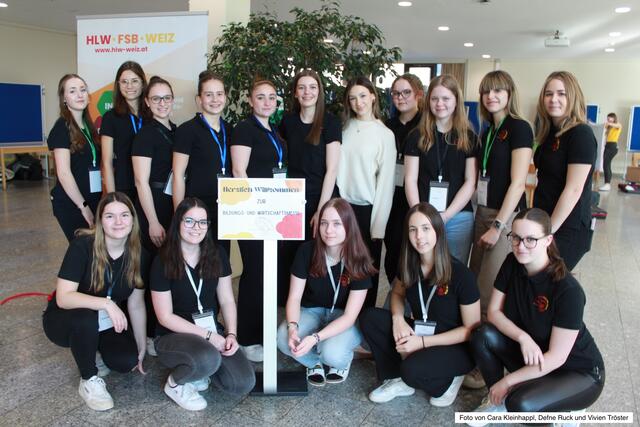 Die 3A-Klasse der HLW FSB Weiz unter der Leitung von Frau Mag.a Marianne Schönbacher organisierte die 1. Bildungs- und Wirtschaftsmesse im Bundesschulzentrum Weiz. | Foto: HLW FSB Weiz