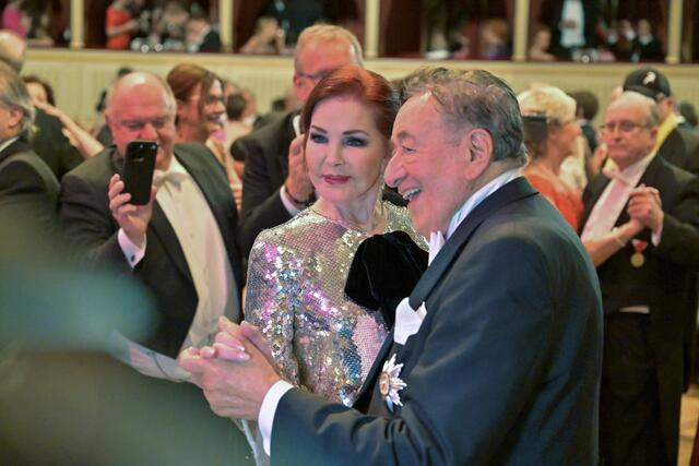 "Alles Walzer" hieß es beim Opernball auch für Richard Lugner und seinen Gast Priscilla Presley. | Foto:  ELISABETH MANDL / REUTERS / picturedesk.com