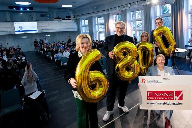 FSW Geschäftsführerin Anita Bauer, Sozialstadtrat Peter Hacker, Leiterin Konsument:innenpolitik AK Wien Gabriele Zgubic, Leiterin Finanzbildung in der FSW Schuldenberatung Gudrun Steinmann und Bildungsdirektor Heinrich Himmer bei der fünften Zertifikatsverleihung des Finanzführerscheins. | Foto: FSW