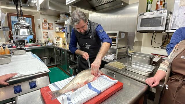 Ein scharfes Messer ist für das Zerlegen des Fisches unerlässlich | Foto: Brigitte Gady