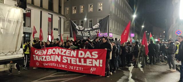 Im Rahmen des Wiener Opernballs am Donnerstagabend kam es zu einer Demonstration gegen den Ball der Bälle. | Foto: Philippa Kaufmann/RMW