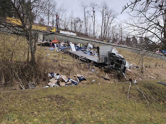 Dieser Lkw kam am Griffnerberg von der Straße ab und hinterließ ein Trümmerfeld. | Foto: Georg Bachhiesl