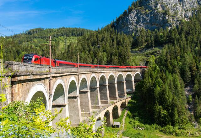 Mit einer Investition von 59 Millionen Euro plant die Österreichische Bundesbahn (ÖBB) umfassende Modernisierungsmaßnahmen entlang der historischen Semmeringbahnstrecke.  | Foto: Walter Strobl