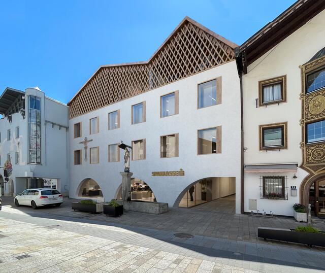 „Das künftige Sparkassengebäude fügt sich mit seinen Bögen und Fenstern durch eine neue Interpretation der Giebelfassade des Dachgeschosses architektonisch sehr gut ins Ortsbild ein“, informierte DI Dietmar Gems von »peter reiter architekt!nnen«. | Foto: Sparkasse/peter reiter architekt!nnen