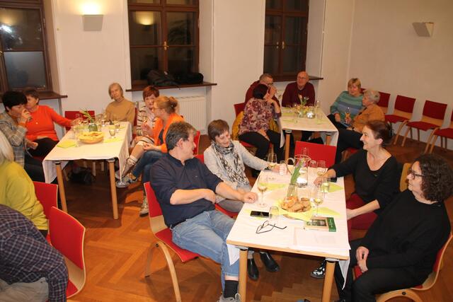 Ein Teil der Gäste in der Bibliothek. | Foto: Emmerich Gager