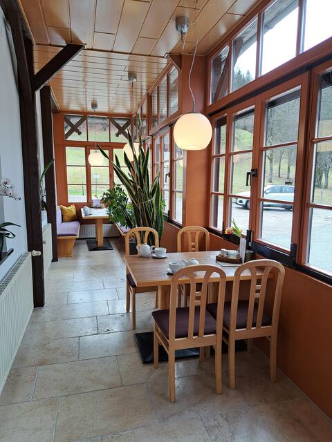 Der lichtdurchflutete, gemütliche Speiseraum mit Panoramablick. | Foto: Stefanie Machtinger
