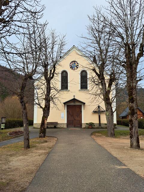 Gleich neben dem Fastenhaus die kleine Wallfahrtskirche Maria Seesal. | Foto: Stefanie Machtinger