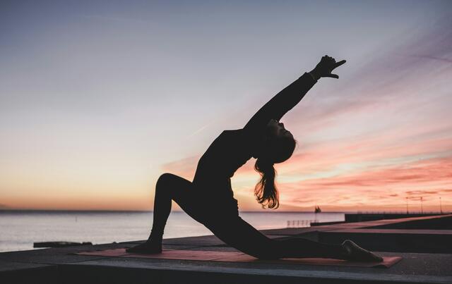 Fokus auf das Wesentliche: Durch den Verzicht auf Social Media hat man wieder mehr Zeit für „sinnvollere“ Dinge wie zum Beispiel Yoga. | Foto: Unsplash/kike vega