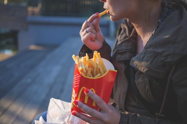 In der Fastenzeit verzichtet man auf verschiedenste Genussmittel – vom Fast Food bis hin zum Auto. | Foto: Pixabay