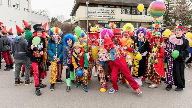 Närrisches Treiben vor einigen Jahren mitten in Guntramsdorf | Foto: zvg