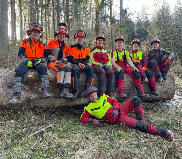 Nach erledigter Arbeit freuen sich die Schüler:innen gemeinsam über das Ergebnis.