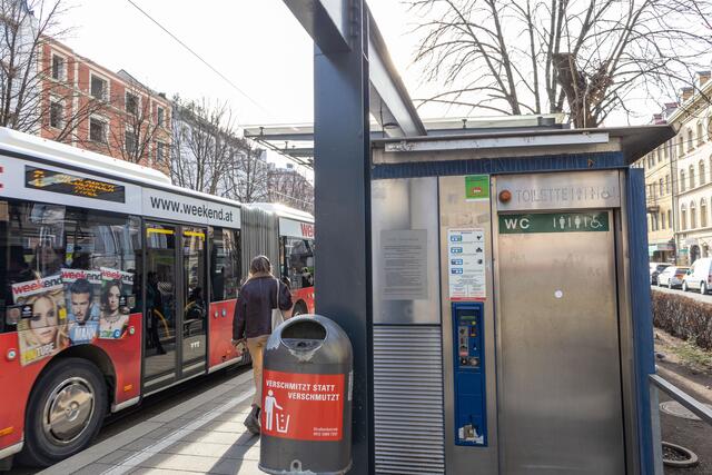 Die Stadt Innsbruck betreibt mit ihren Tochtergesellschaften 18 öffentliche WC-Anlagen, wie hier am Busterminal Marktplatz. | Foto: Freinhofer