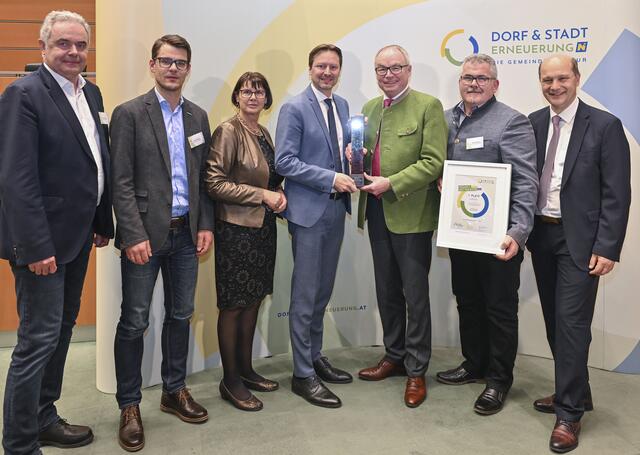 Thomas Tauber, Georg Wieder, NÖ Dorferneuerungsvereins-Obfrau Maria Forstner, Bürgermeister Rainer Handlfinger, LH-Stellvertreter Stephan Pernkopf, Roman Kadanka und NÖ Gemeindebund-Präsident Johannes Pressl. | Foto: NLK/Filzwieser