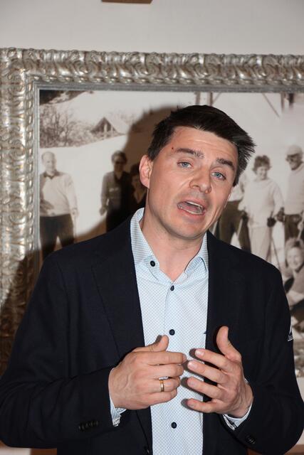 Bürgermeister und Geschäftsführer der Bergbahnen Fiss-Ladis, Simon Schwendinger, betonte die Bedeutung der Solidarität in der heutigen Zeit. | Foto: Schwarz