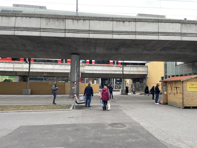 Aufgrund mehrere Öffi-Stationen ist der Bereich viel frequentiert. Konflikte kommen laut LPD Wien immer wieder vor, hätten aber nicht zugenommen. | Foto: Kathrin Klemm/RMW