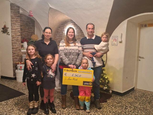 Eva Sturm (links) übergab den symbolische Scheck an die Familie Köck. | Foto: Privat