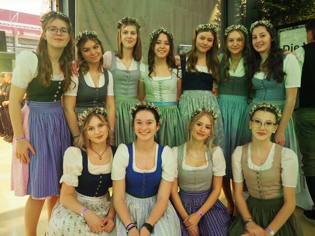 In Tracht und unter dem Motto "Alles im (Kern) Öl" feiern die Besucherinnen und Besucher des 73. Bauernbundballs in der Grazer Stadthalle. | Foto: MeinBezirk.at