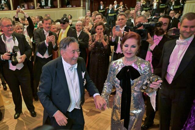 Lugner und Presley am Weg von ihrer Loge zum Tankparkett. | Foto:  ELISABETH MANDL / REUTERS / picturedesk.com