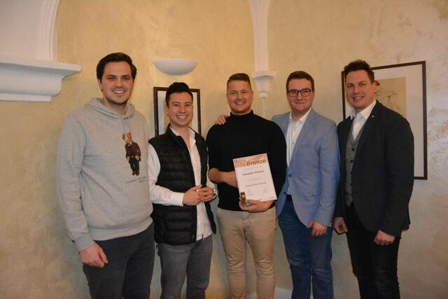 Ehrung für VzBgm. Alexander Homola mit dem bronzenen Ehrenzeichen der JVP-NÖ: Landesobmann Sebastian Stark, LGF Anthony Grünsteidl, Alexander Homola, JVP-Bezirksobmann Martin Fischer und LAbg. Bernhard Heinreichsberger. | Foto: JVP