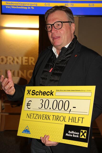 Altlandeshauptmann Günther Platter dankte für die großzügige Spende für das Netzwerk Tirol hilft. | Foto: Schwarz