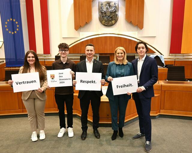 (v.l.): Eszter Szajkovics, Ihsan Memedi, LT-Präsident Robert Hergovich, LRin Daniela Winkler und Nikita Nikulin  | Foto: LMS