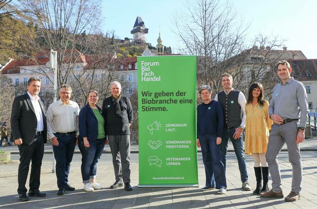 Repräsentiert wird das Forum Biofachhandel von einem achtköpfigen Vorstand, der gemeinsam viele Jahrzehnte an Erfahrung im Biofachhandel mitbringt (4.v.l. Anton Wegger, besser bekannt vom Bio am Platz-Laden in Tulln). Weitere niederösterreichische Mitglieder befinden sich den Bezirken Gänserndorf, Klosterneuburg, Scheibbs und Zwettl. Die gemeinsame Mission lautet: Kräfte bündeln, Lösungen für gemeinsame Herausforderungen finden und Werte aktiv nach außen tragen.   | Foto: Forum Biofachhandel