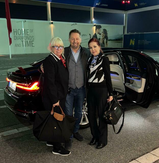 Limousinen-Chauffeur Roland Granzer mit den beiden Damen, Managerin Vici und Priscilla Presley (re.).  | Foto: Lugner