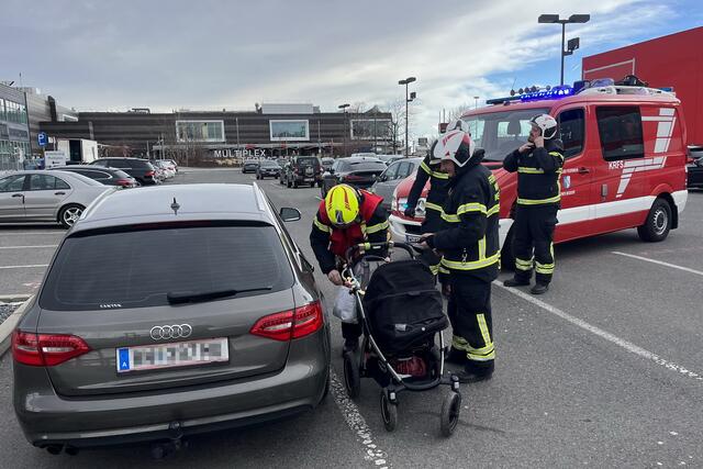 Kurz zuvor verriegelte sich der geparkte Audi, als sich die Mutter mit ihrem Baby auf der Rücksitzbank befand. | Foto: Feuerwehr Wiener Neudorf